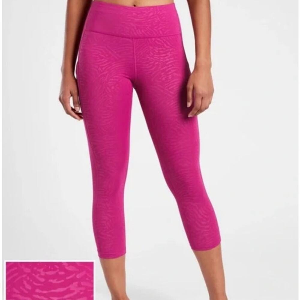 Athleta Ultimate‎ Stash Pocket Embossed Printed Capri Leggings Hot Pink XS